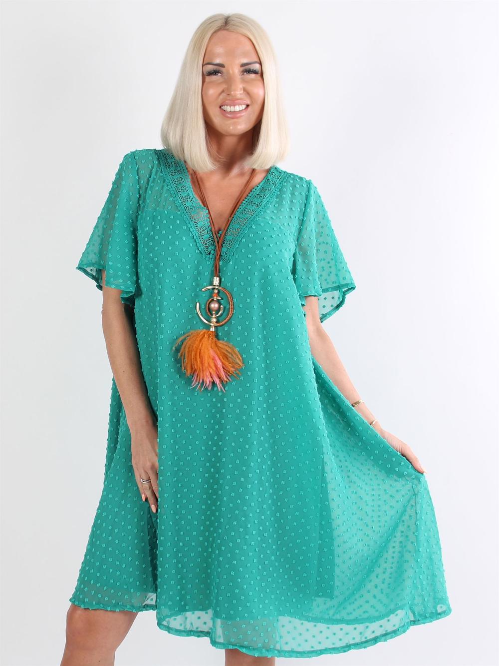 Kaylee - Svart klänning i chiffong med prickiga detaljer och broderi i nacken